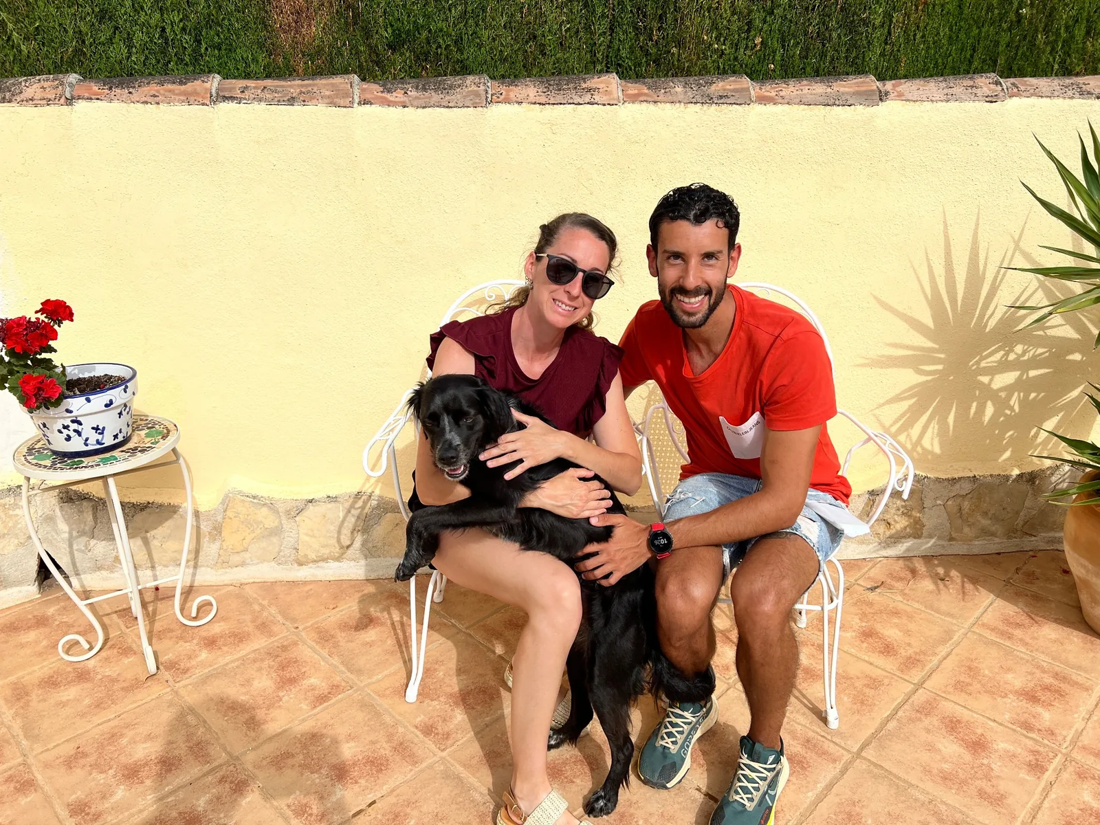 Huéspedes de Villa Lobos con su perro negro en el patio