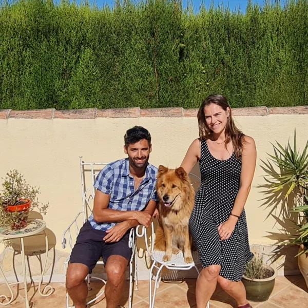 Pareja de huéspedes con un perro grande en Villa Lobos