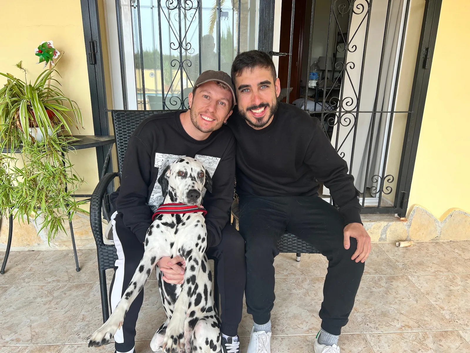 Huéspedes con dálmata en la terraza de Villa Lobos