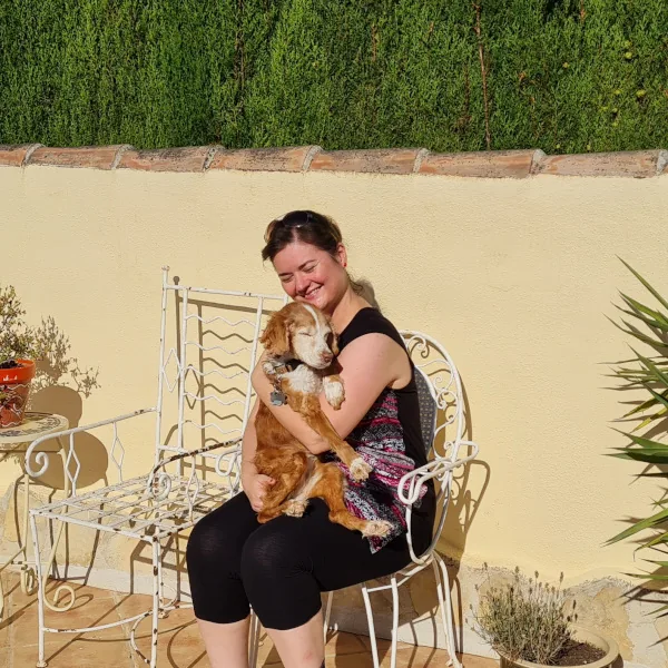 Huésped abrazando a su perro en Villa Lobos